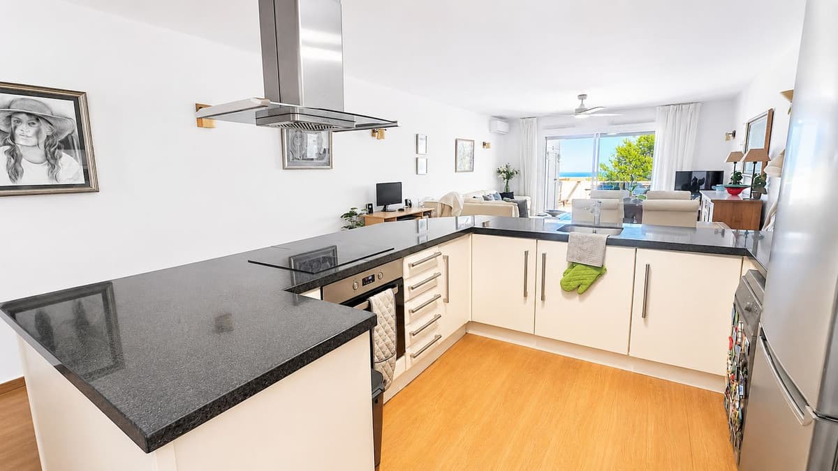 Middle Floor Apartment in Estepona — photo 4 of 10