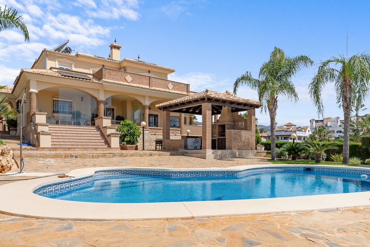 Detached Villa in Torrequebrada — photo 1 of 10