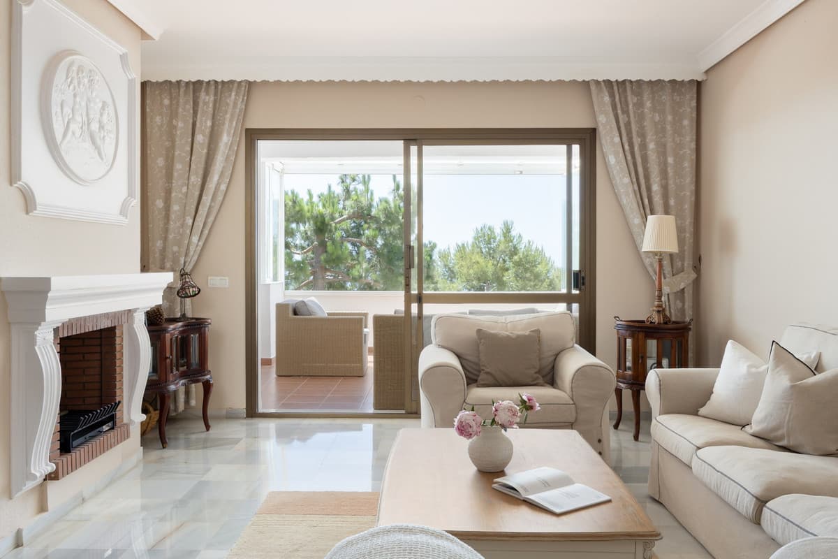 Middle Floor Apartment in Calahonda — photo 8 of 10