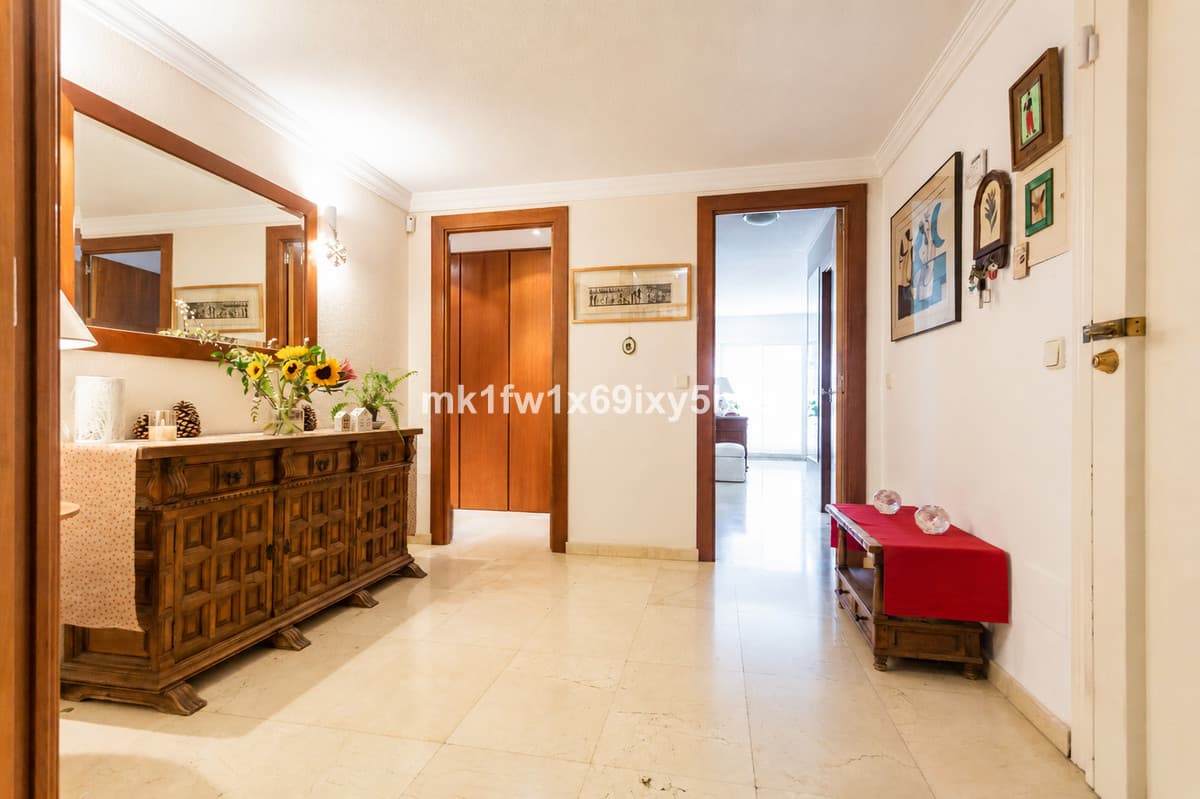 Middle Floor Apartment in Marbella — photo 8 of 10