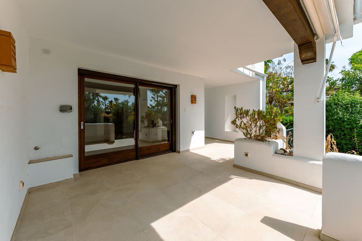 Townhouse in El Paraiso — photo 3 of 10
