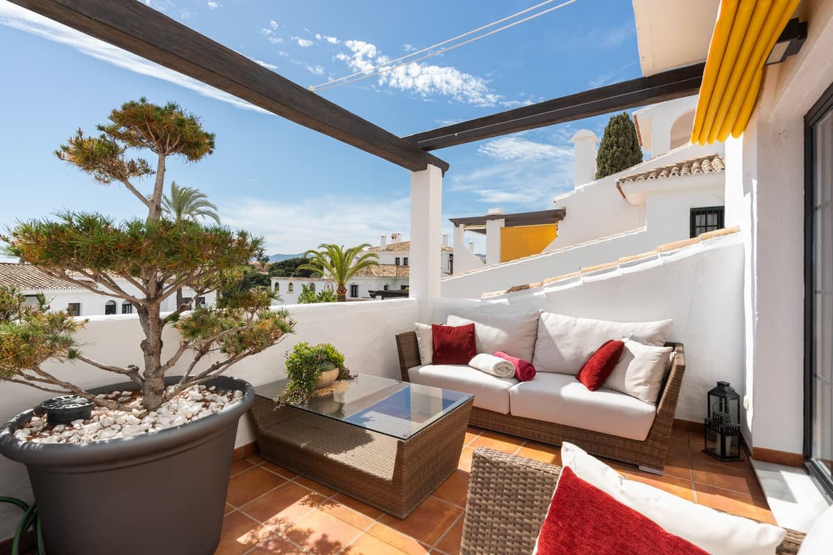 Middle Floor Apartment in Nueva Andalucía — photo 2 of 10