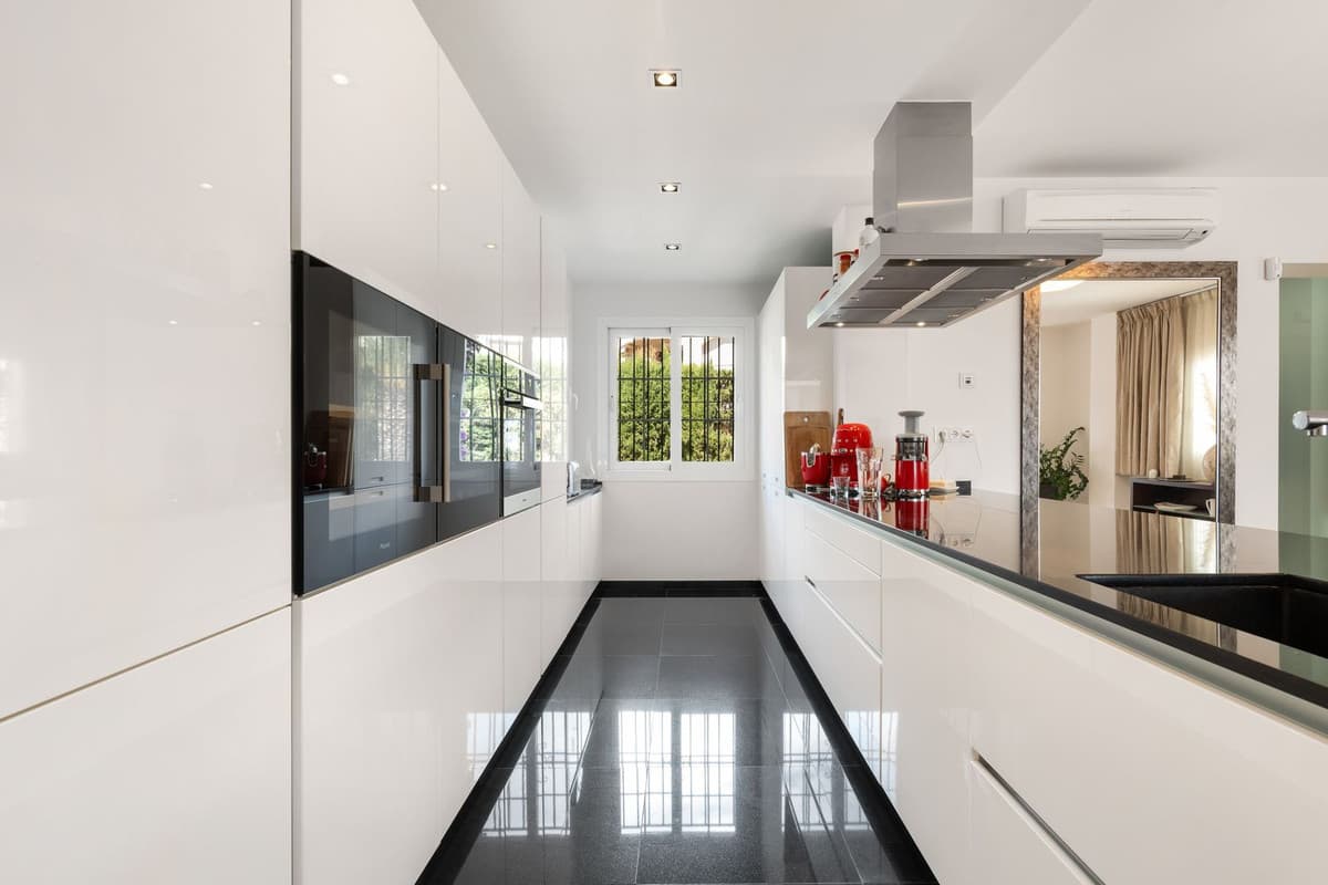 Middle Floor Apartment in Nueva Andalucía — photo 6 of 10