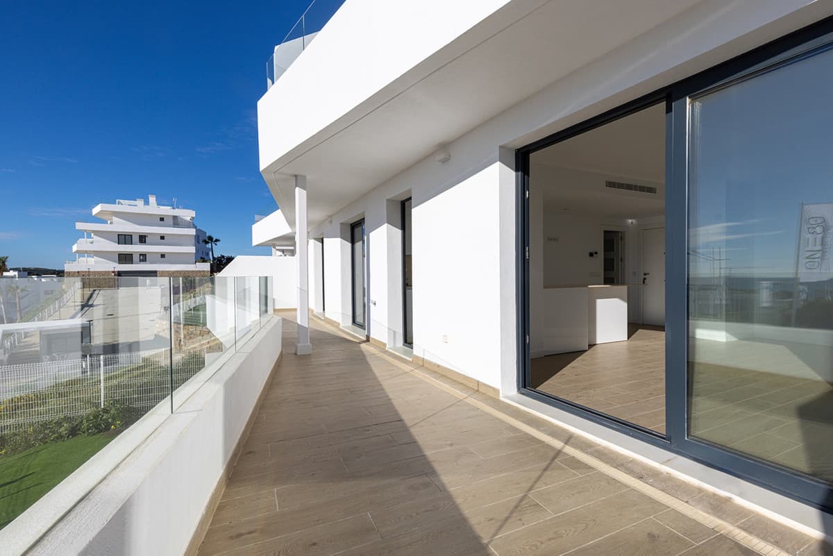 Middle Floor Apartment in Estepona — photo 7 of 10