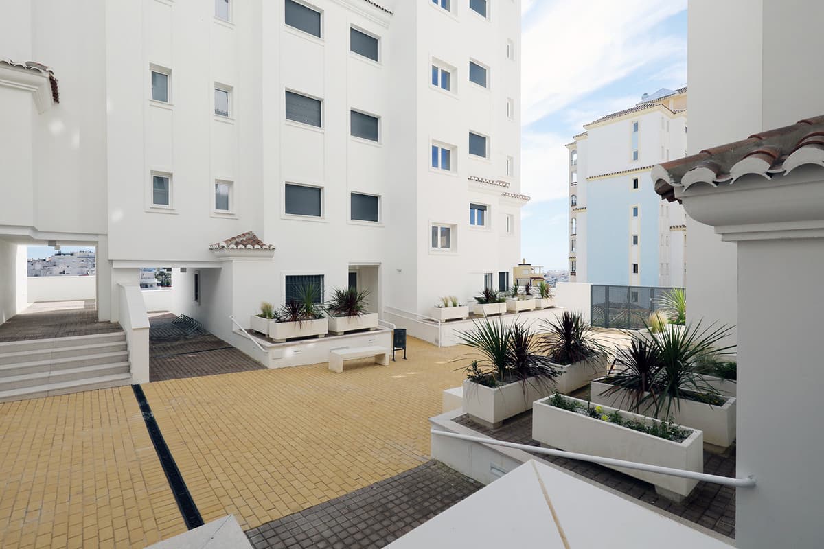 Middle Floor Apartment in Estepona — photo 7 of 10
