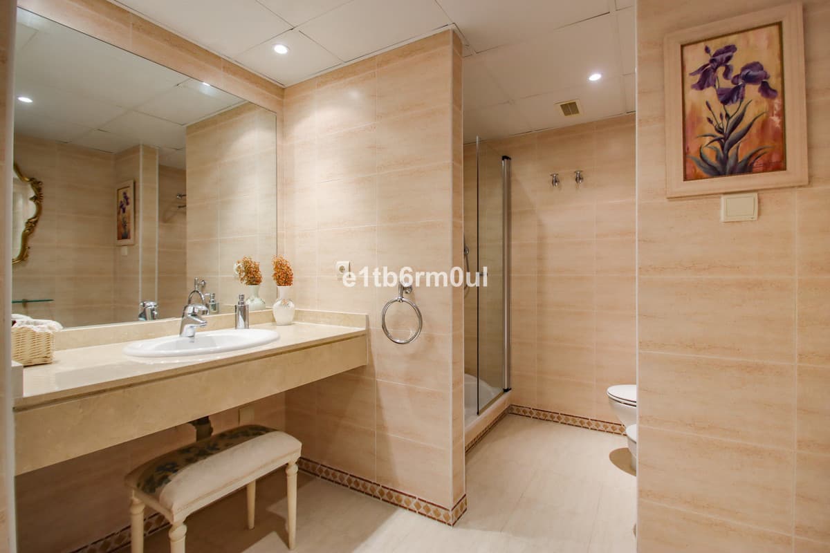 Middle Floor Apartment in The Golden Mile — photo 10 of 10