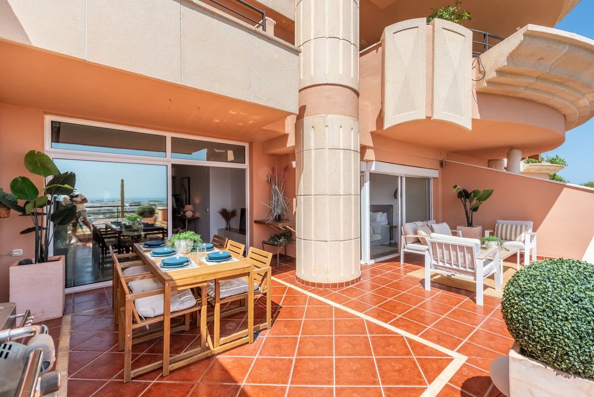 Middle Floor Apartment in Nueva Andalucía — photo 6 of 10