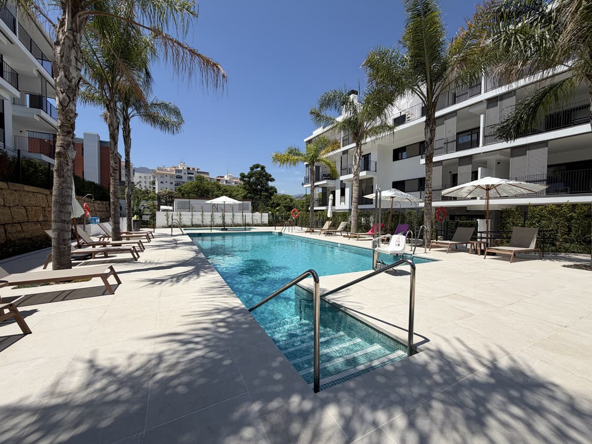 Middle Floor Apartment in Estepona — photo 2 of 10