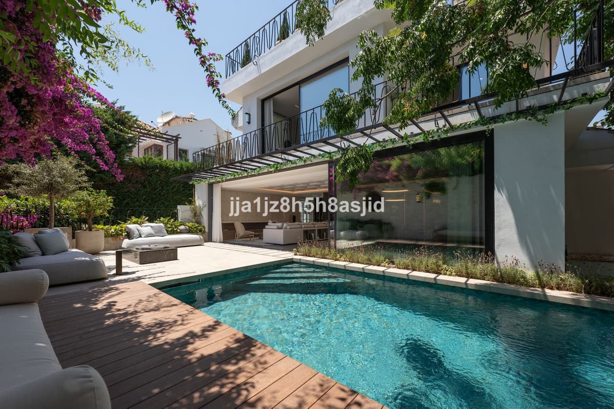Detached Villa in The Golden Mile — photo 2 of 10