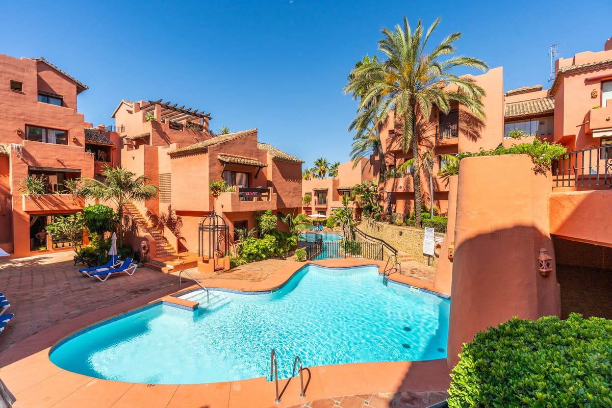 Middle Floor Apartment in Elviria — photo 1 of 10