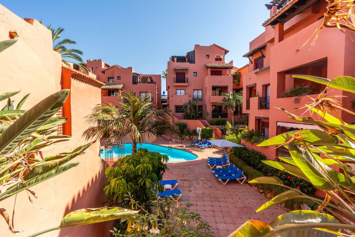 Middle Floor Apartment in Elviria — photo 9 of 10