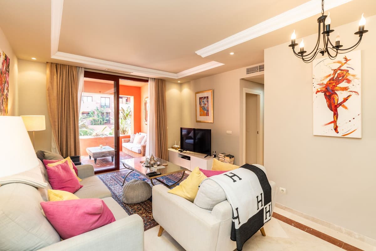 Middle Floor Apartment in Elviria — photo 10 of 10