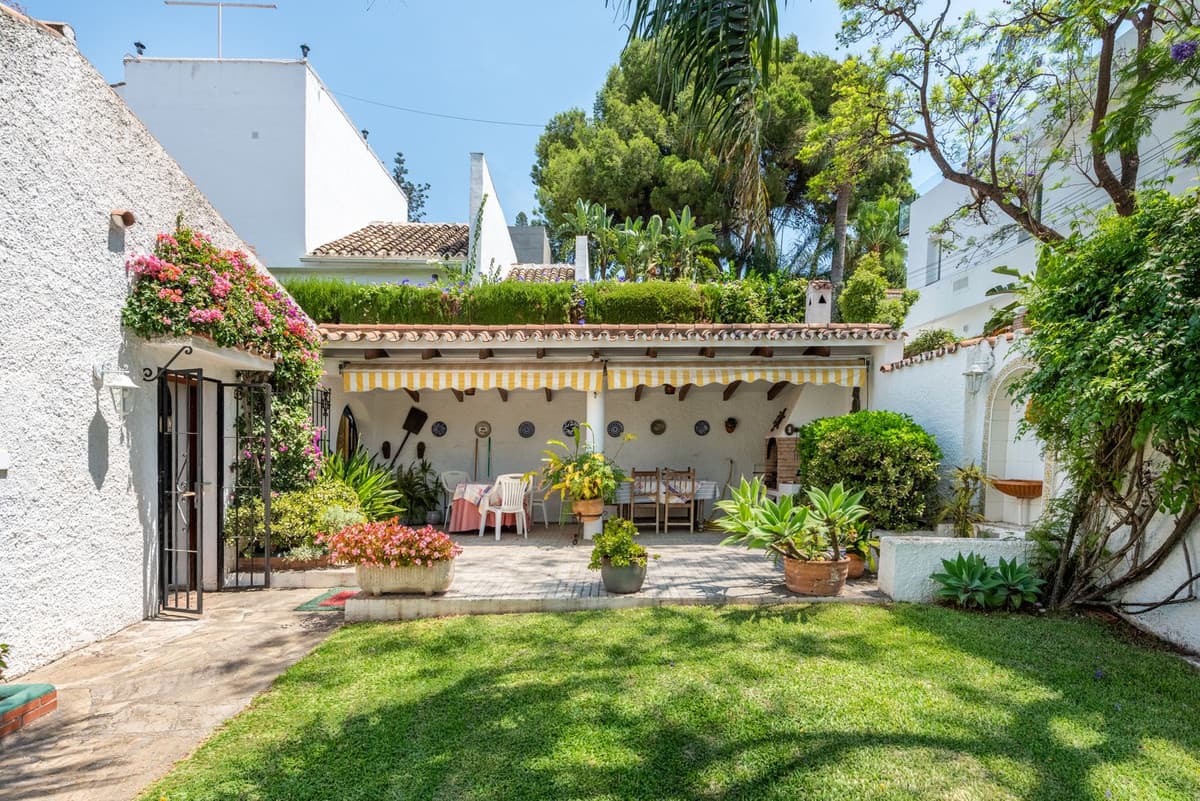 Detached Villa in Nueva Andalucía — photo 2 of 10