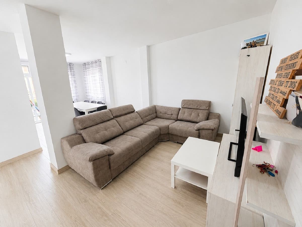 Middle Floor Apartment in Málaga Centro — photo 1 of 10