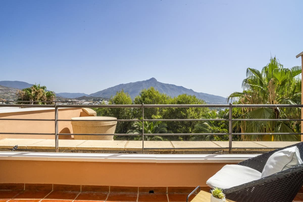 Middle Floor Apartment in Nueva Andalucía — photo 4 of 10