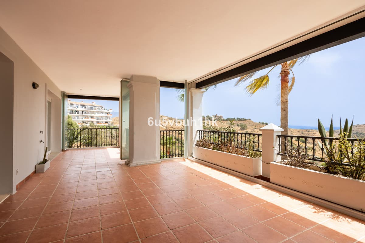 Middle Floor Apartment in Calahonda — photo 1 of 10