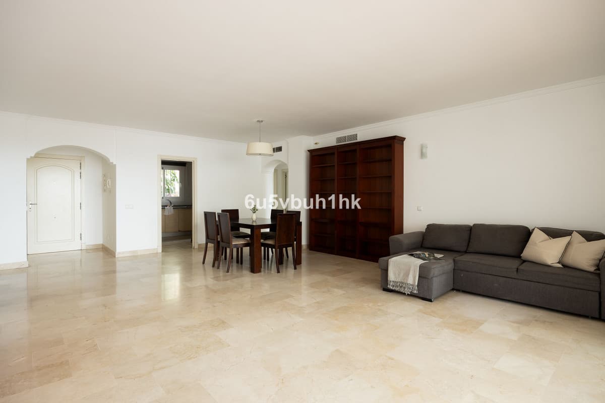 Middle Floor Apartment in Calahonda — photo 9 of 10