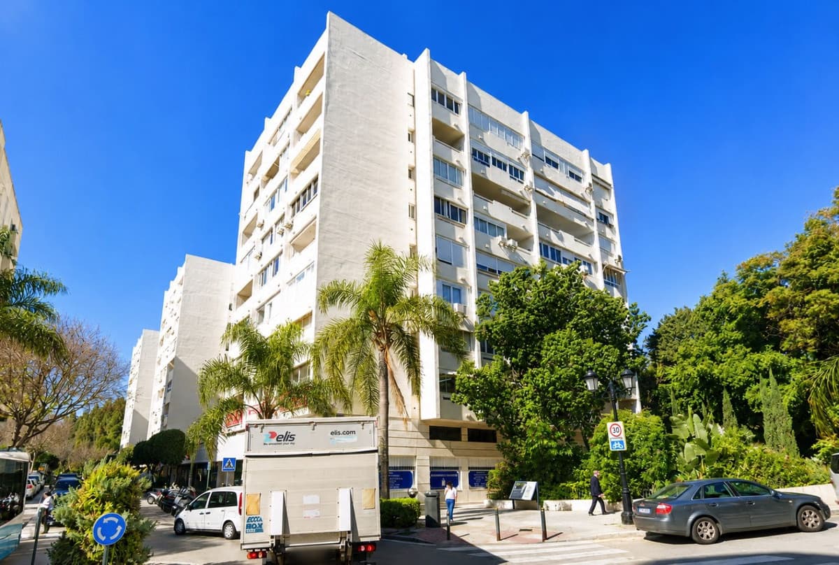 Middle Floor Apartment in Marbella — photo 1 of 10