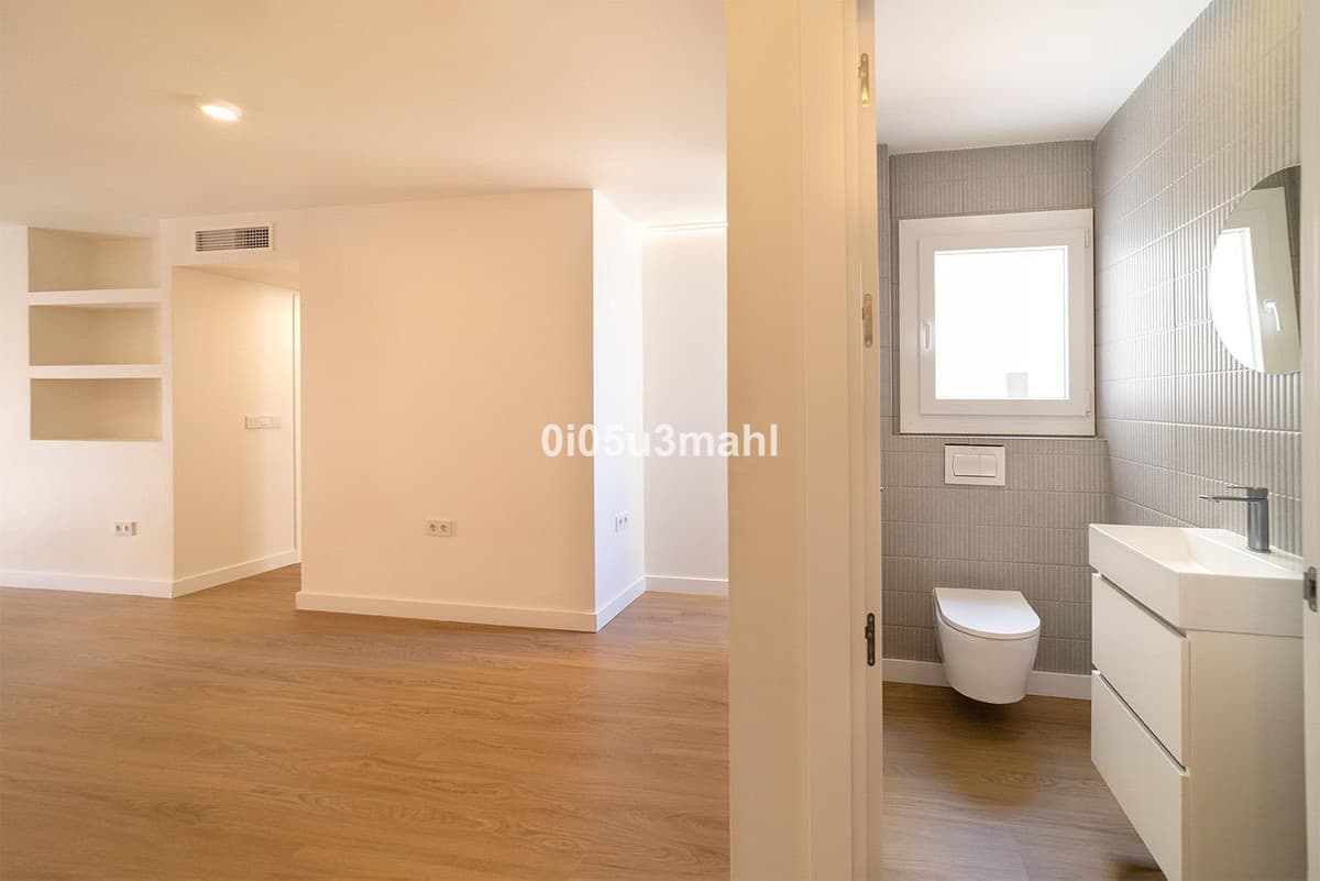 Middle Floor Apartment in Málaga — photo 3 of 10