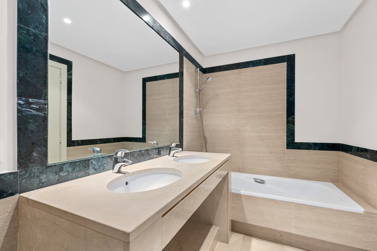 Ground Floor Apartment in Benahavís — photo 7 of 10