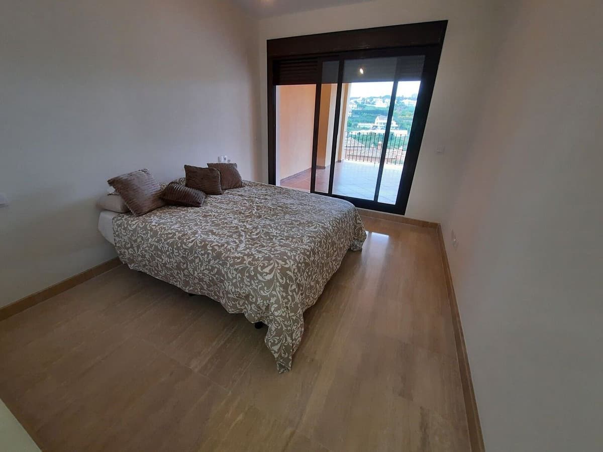 Middle Floor Apartment in Estepona — photo 8 of 10