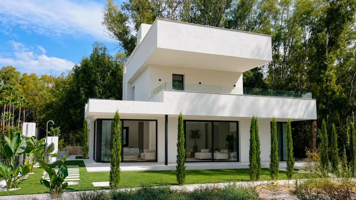 Detached Villa in Nueva Andalucía — photo 1 of 10