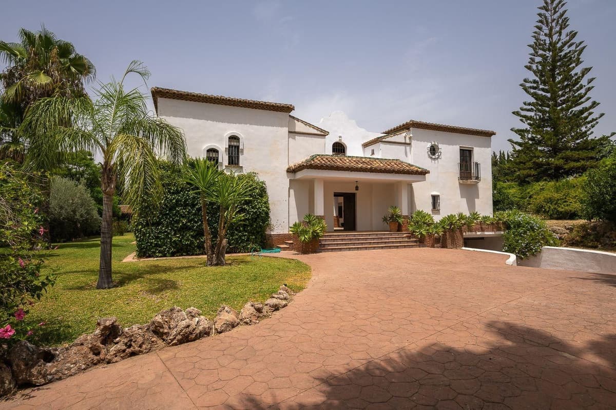Detached Villa in Alhaurín el Grande — photo 1 of 10