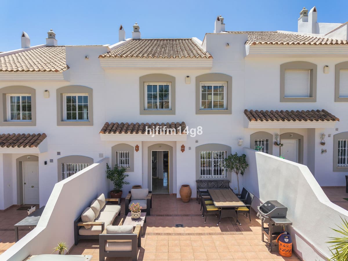 Townhouse in Nueva Andalucía — photo 1 of 10
