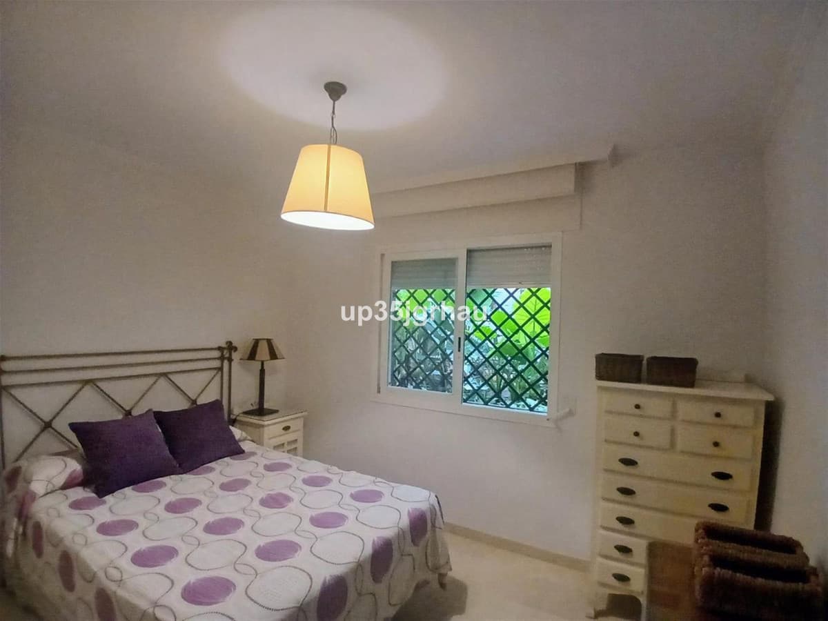 Middle Floor Apartment in Estepona — photo 5 of 10