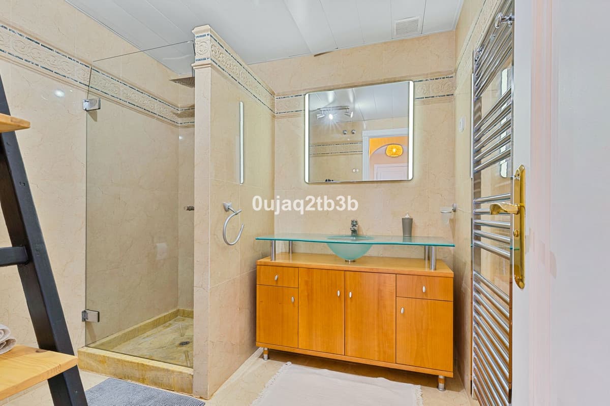 Middle Floor Apartment in Aloha — photo 8 of 10