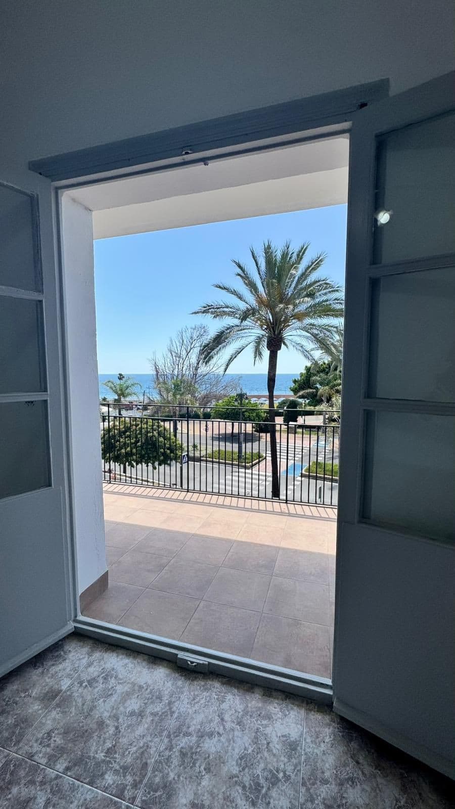Middle Floor Apartment in Estepona — photo 4 of 10