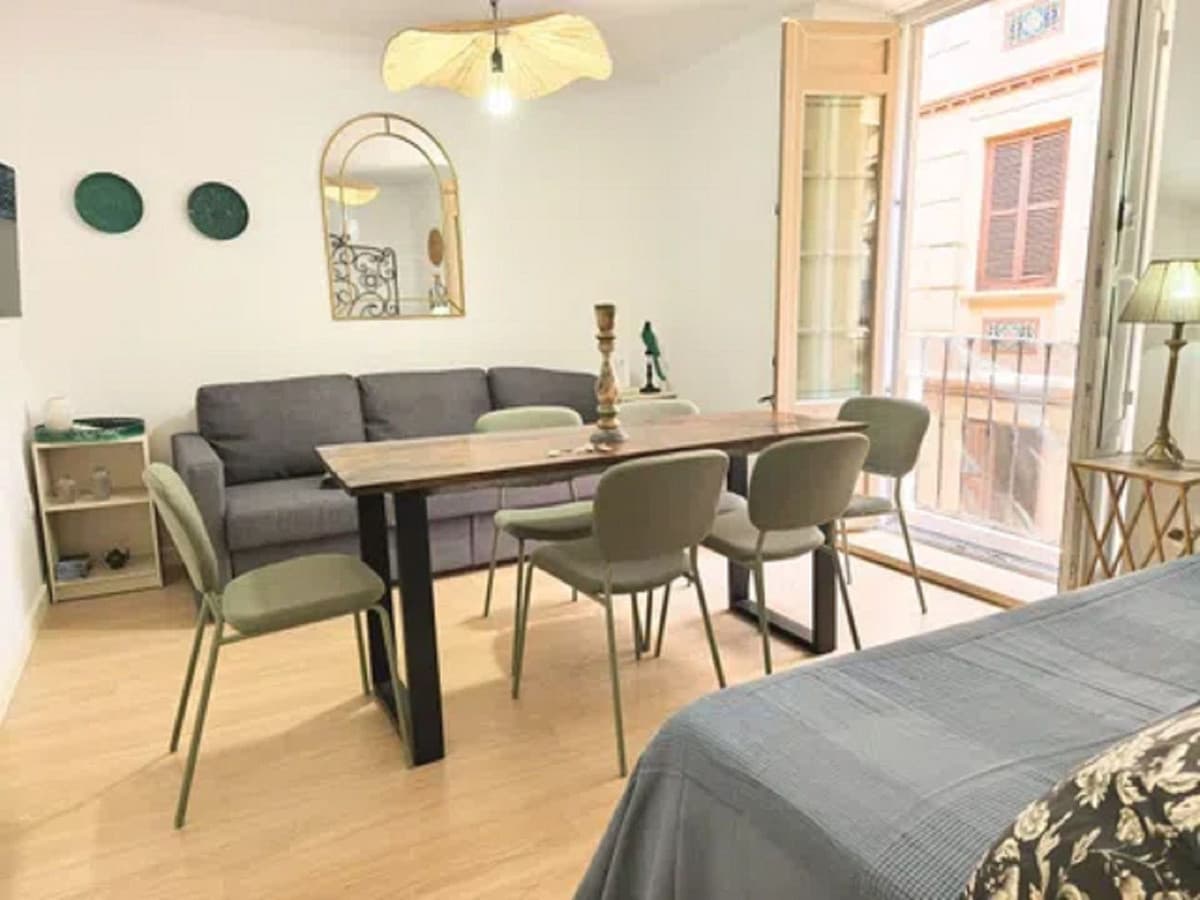 Middle Floor Apartment in Málaga Centro — photo 1 of 9