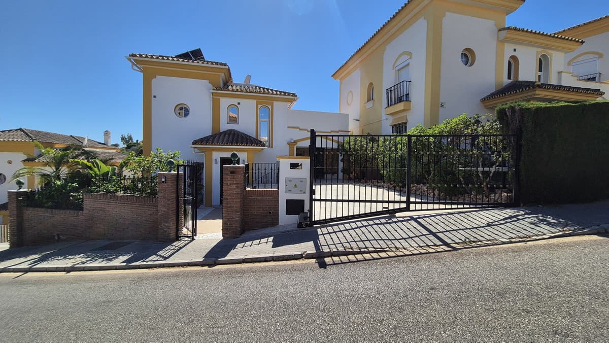 Detached Villa in Riviera del Sol — photo 2 of 10