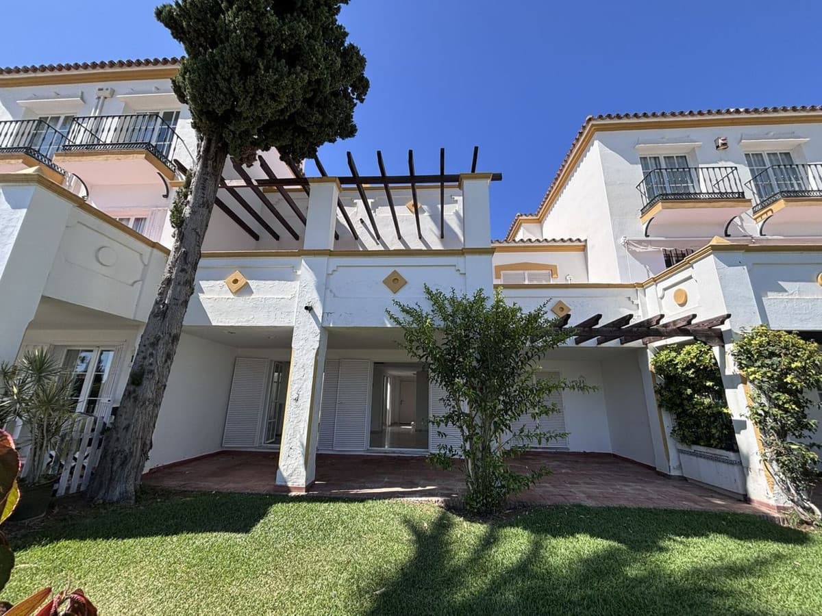 Townhouse in Estepona — photo 2 of 10