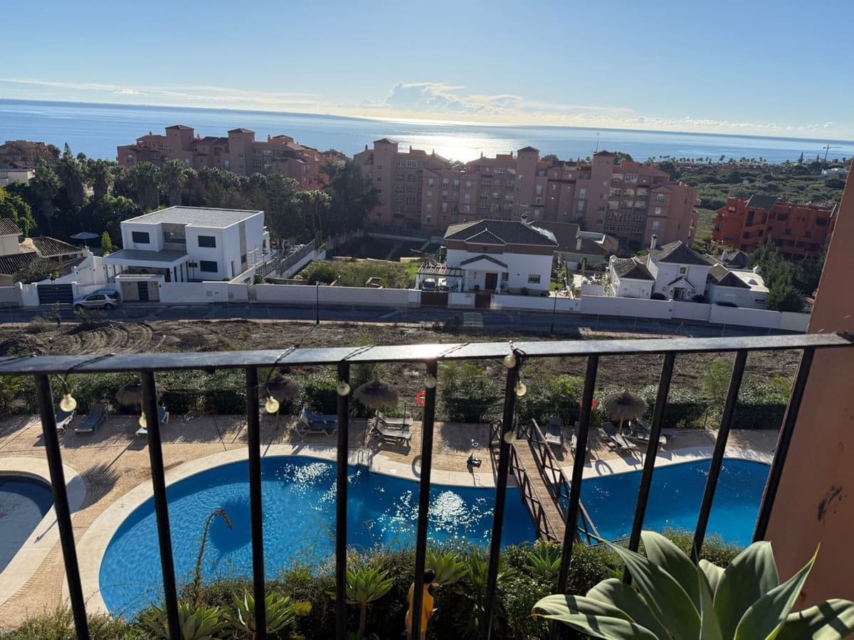 Middle Floor Apartment in La Duquesa — photo 2 of 7