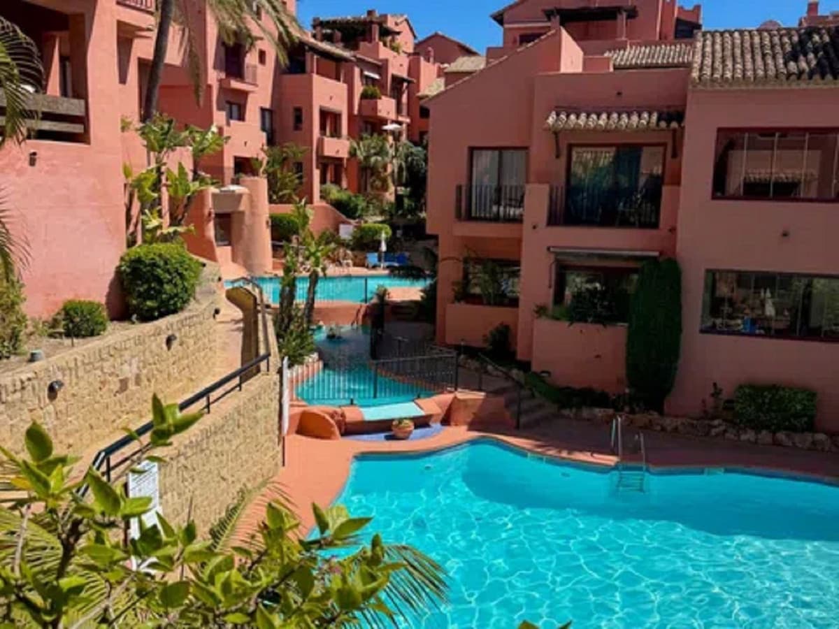Middle Floor Apartment in Marbella — photo 1 of 10