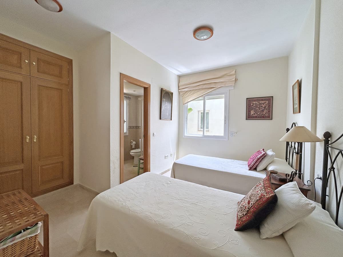 Middle Floor Apartment in The Golden Mile — photo 10 of 10
