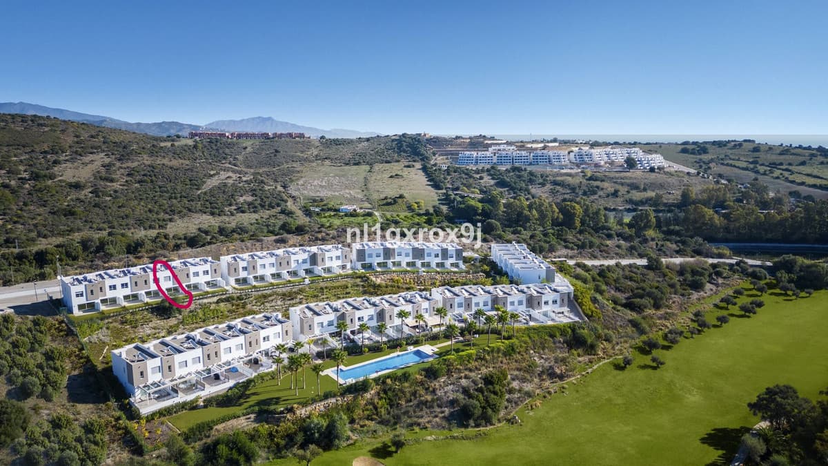 Townhouse in Estepona — photo 1 of 10