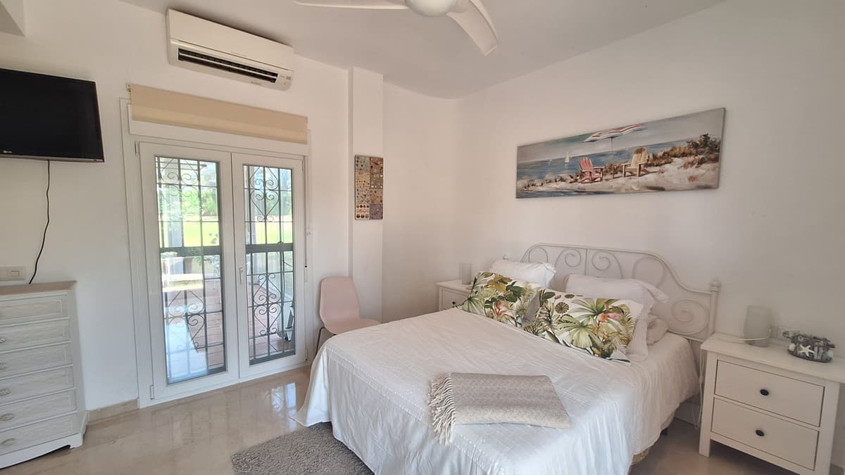 Middle Floor Apartment in Estepona — photo 5 of 10