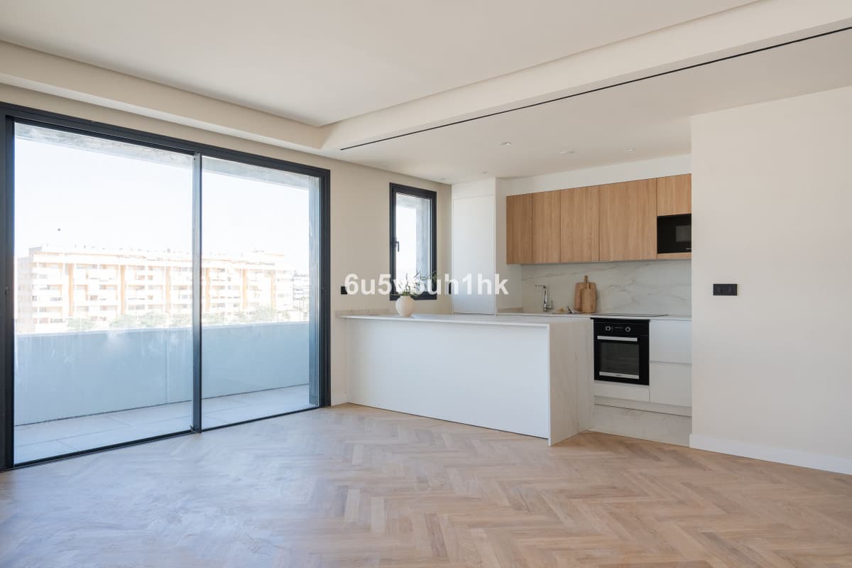 Middle Floor Apartment in Málaga — photo 4 of 10