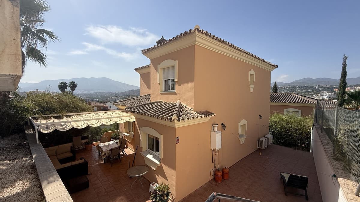 Detached Villa in Coín — photo 1 of 10