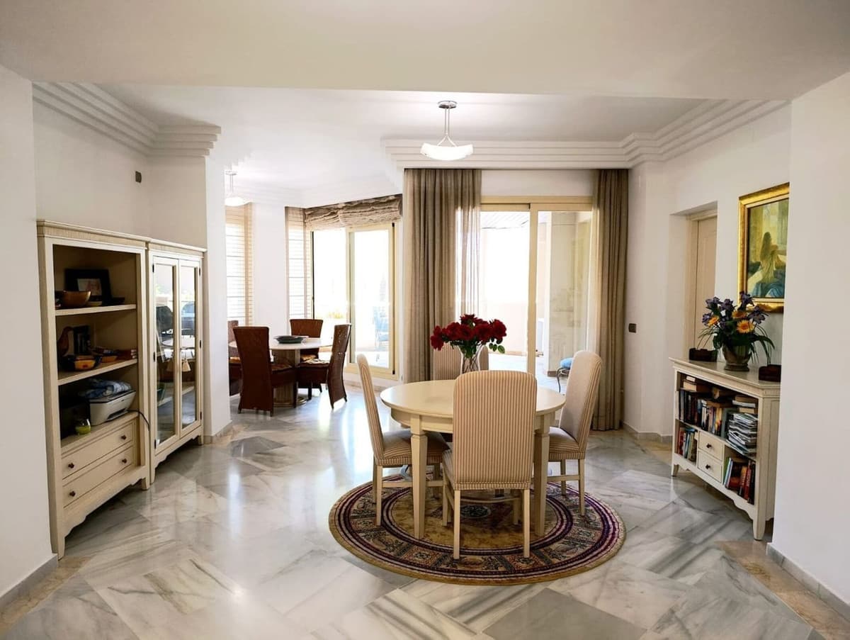Middle Floor Apartment in Nueva Andalucía — photo 5 of 10