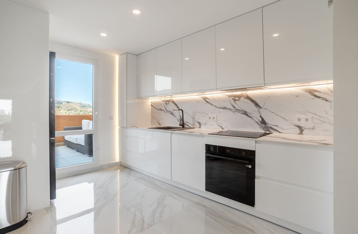 Middle Floor Apartment in Elviria — photo 6 of 10