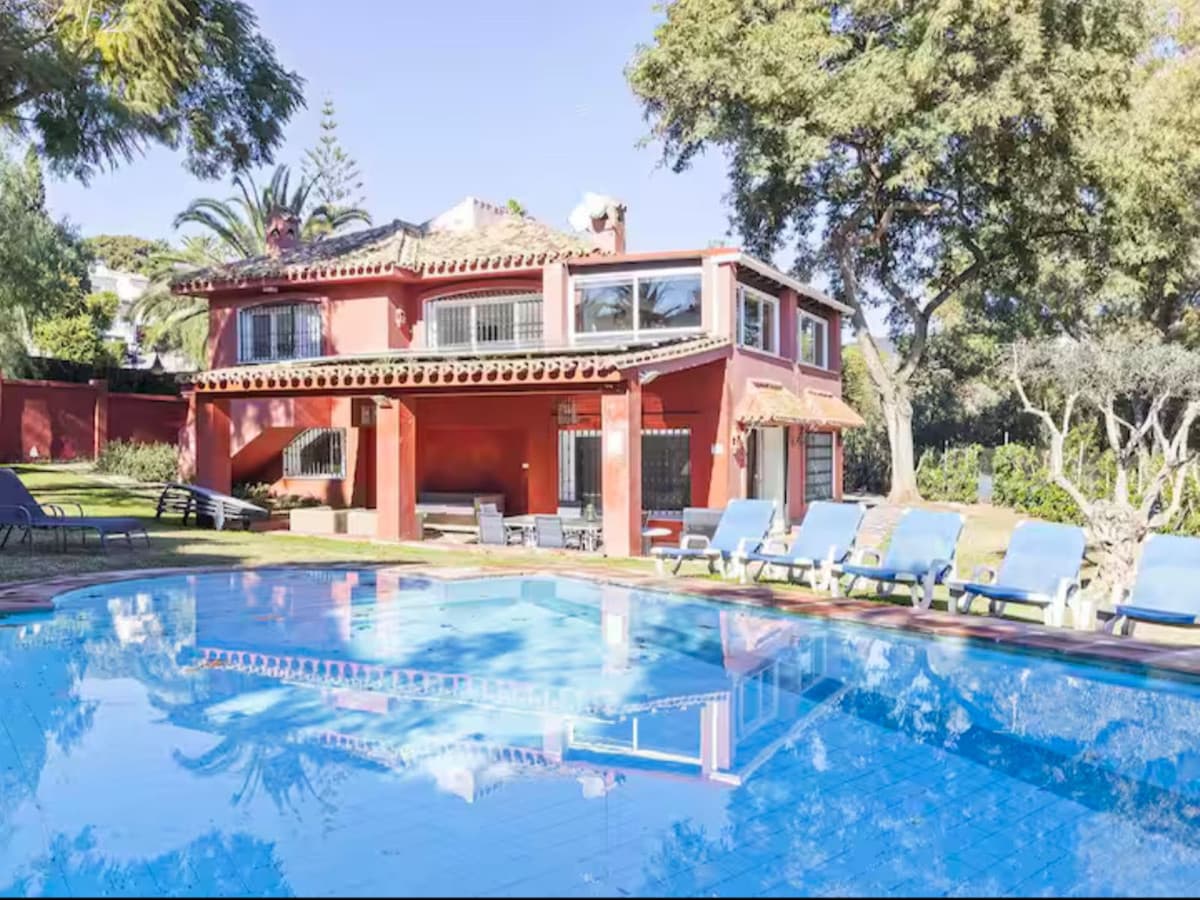Detached Villa in Elviria — photo 1 of 10