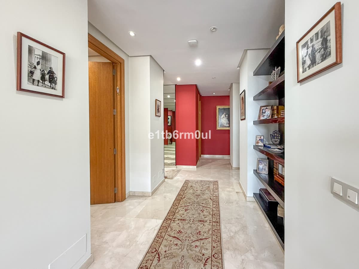 Middle Floor Apartment in The Golden Mile — photo 7 of 10