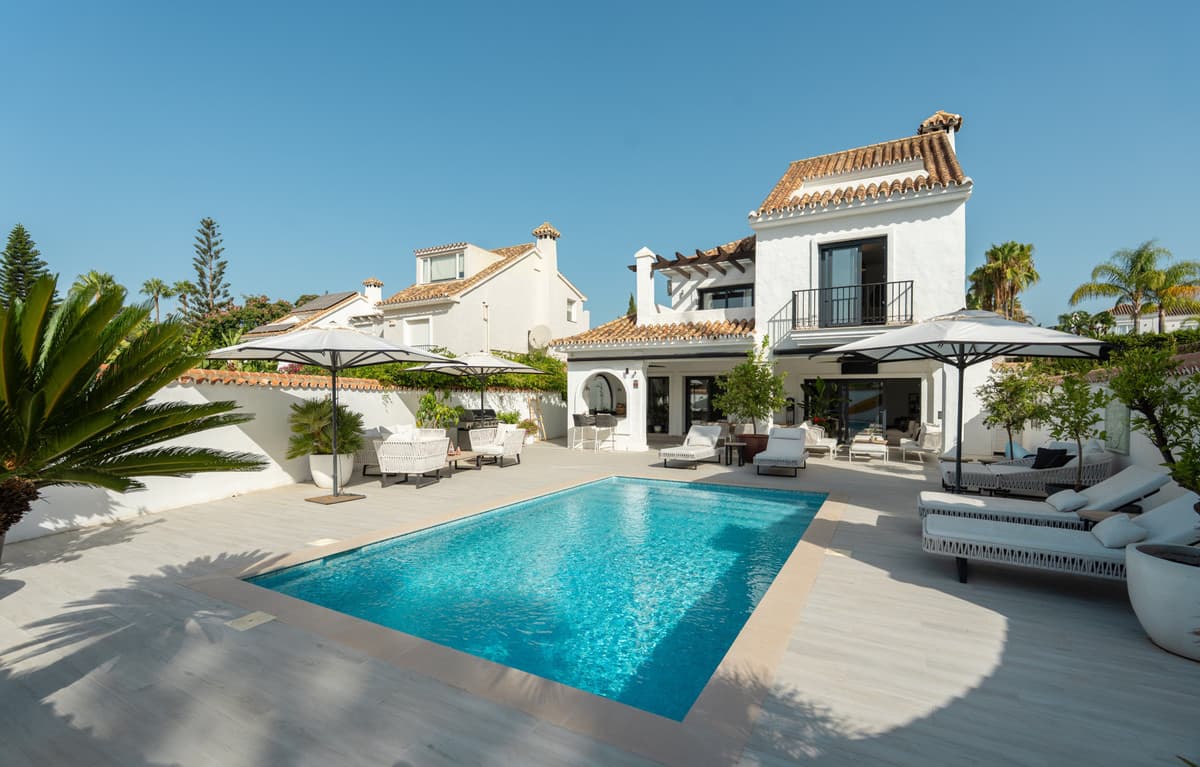 Detached Villa in Nueva Andalucía — photo 1 of 10