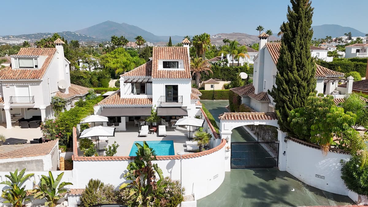 Detached Villa in Nueva Andalucía — photo 2 of 10