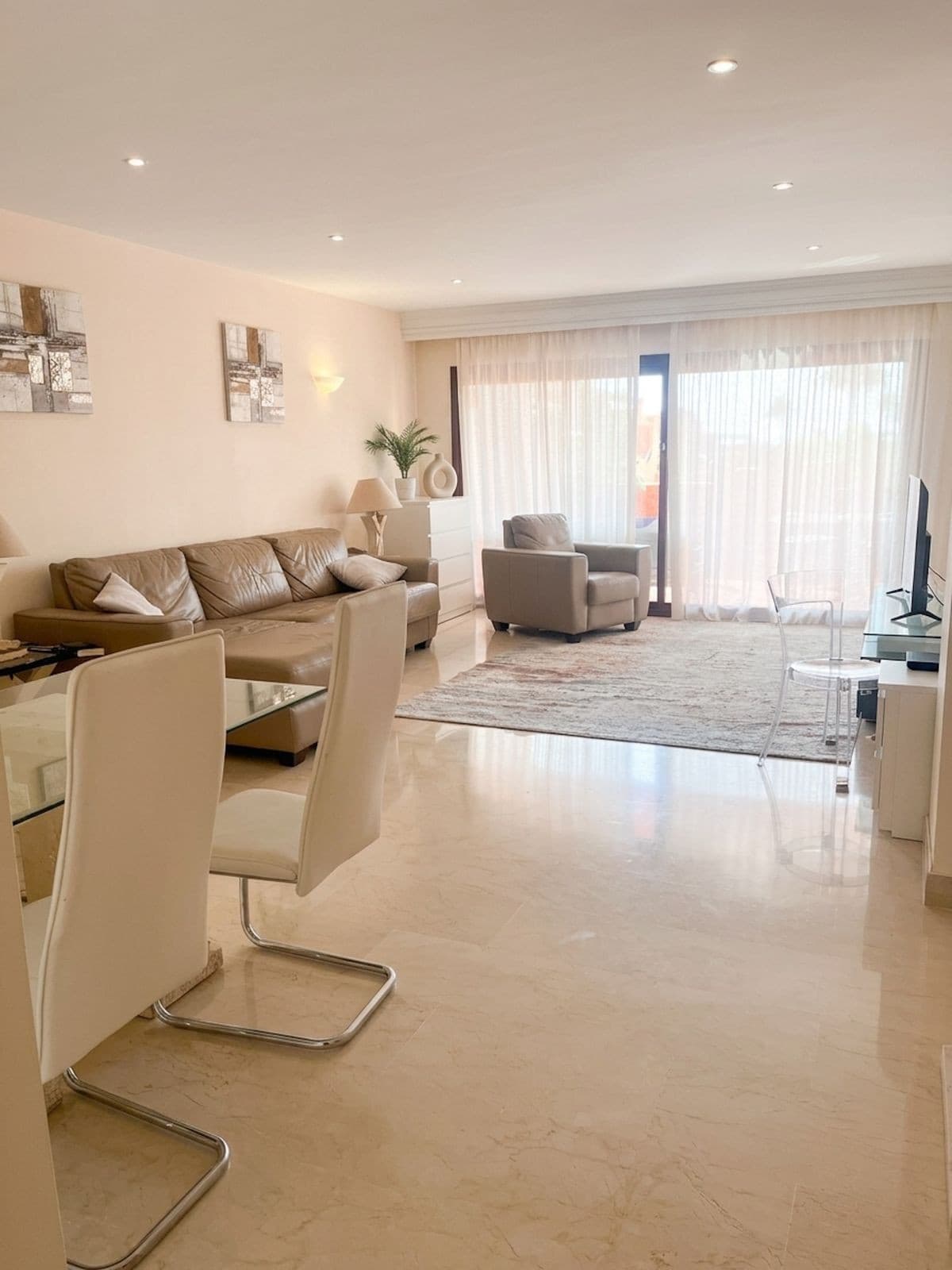 Middle Floor Apartment in Benahavís — photo 2 of 10