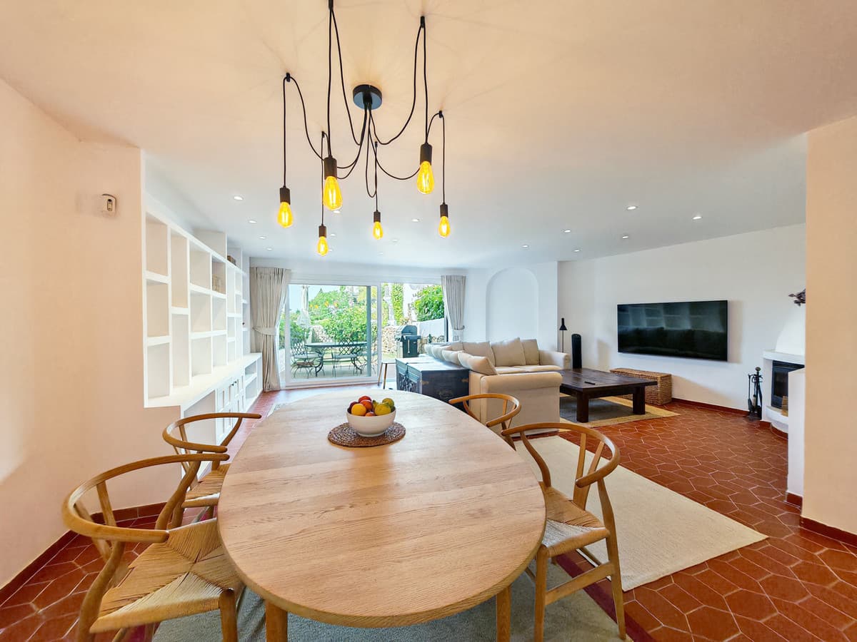Townhouse in Altos de los Monteros — photo 4 of 10