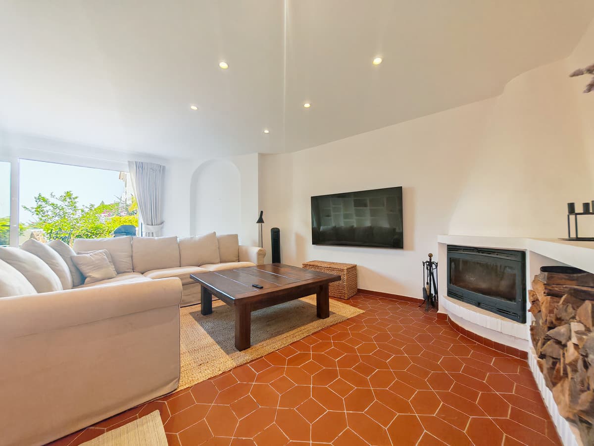 Townhouse in Altos de los Monteros — photo 5 of 10